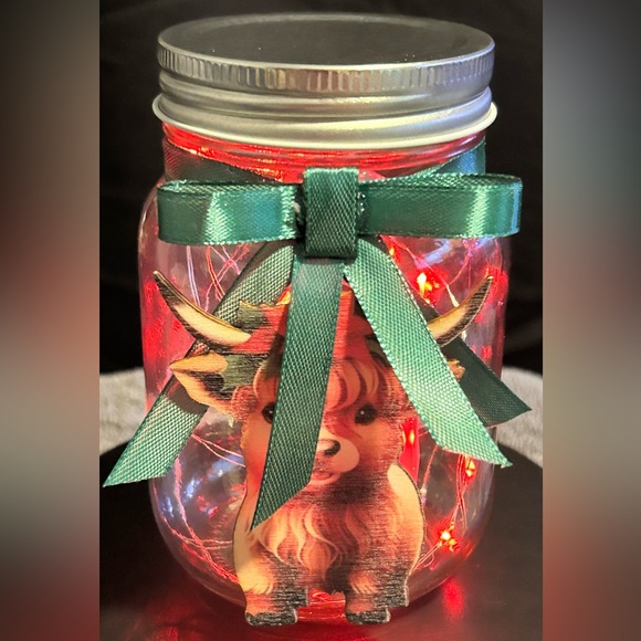 XMAS HIGHLAND COW/CALF CUT-OUT ON 16OZ JAR DECOR/GREEN BOW/RED LIGHTS/HANDMADE - Picture 6 of 7